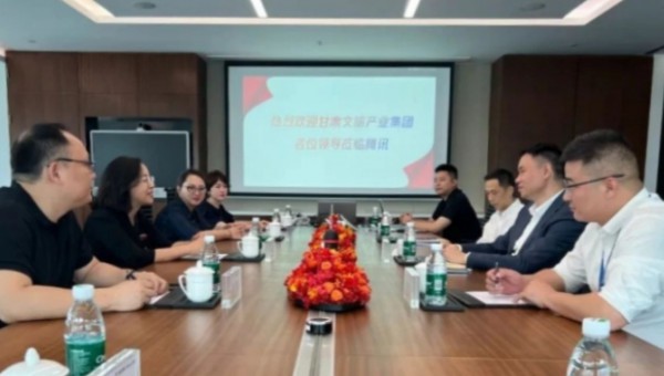 深圳文博会期间，甘肃文旅集团党委副书记、总经理马文玫带队走访深圳腾讯全球总部，就深化“文旅+科技”融合发展议题与行业领军企业展开座谈交流。集团相关部门及子公司负责人参加。在腾讯全球总部，集团一行人与腾